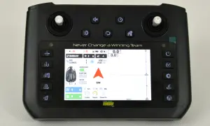 Pilot zdalnego sterowania z ekranem pokazującym dane łodzi, w tym GPS, prędkość i napięcie. Idealny do precyzyjnego sterowania łódką zanętową.