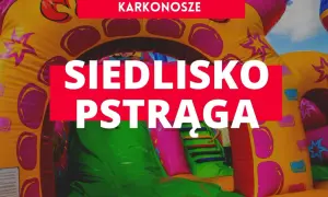 Kolorowy dmuchany plac zabaw w Karkonoszach z napisem "Siedlisko Pstrąga".
