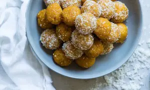 Kulki proteinowe w wiórkach kokosowych, idealne do szybkiego przygotowania według prostego przepisu.