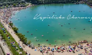 Tłum ludzi odpoczywa nad wodą, tworząc wakacyjną atmosferę. Jurków, mała Chorwacja, tętni życiem.