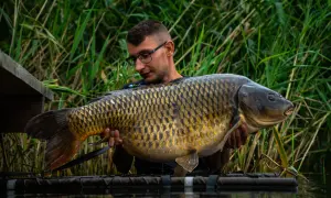 Wędkarz z Radymna prezentuje okazałego karpia złowionego na łowisku Extra Carp.