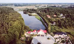 Malownicze łowisko karpik z domkami i restauracją nad jeziorem, otoczone lasem. Idealne miejsce na wypoczynek.