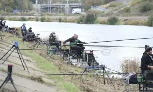 Wędkarze nad rzeką, zastanawiają się, ile kosztuje karta wędkarska w Polsce, by móc legalnie łowić ryby.