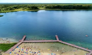 Wakacje nad jeziorem głębokim lubelskim. Tłumy plażowiczów, molo i kąpiel w krystalicznie czystej wodzie.