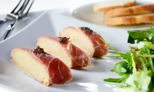 Kawałki pasztetu z wątróbki zawinięte w szynkę parmeńską, posypane ziołami. Idealne na przystawkę, zastanawiasz się, jaka wątróbka najlepsza?