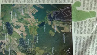 Mapa z zaznaczonym jeziorem Dominickim, kanałami i innymi jeziorami. Widać kontury dna, sugerujące obecność ryb.