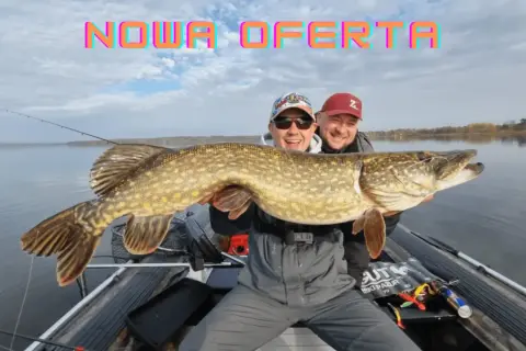 Dwóch wędkarzy na łodzi z ogromnym szczupakiem. To efekt udanego połowu w fishery fishing Frydman.