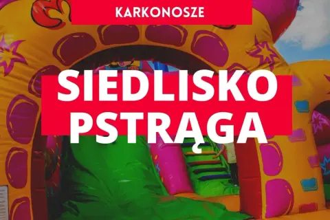 Kolorowy dmuchany plac zabaw w Karkonoszach z napisem "Siedlisko Pstrąga".
