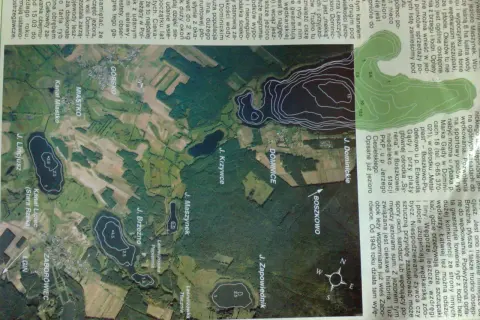 Mapa z zaznaczonym jeziorem Dominickim, kanałami i innymi jeziorami. Widać kontury dna, sugerujące obecność ryb.