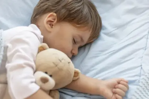 Ile śpi 8 miesięczne dziecko? Odkryj tajemnice zdrowego snu