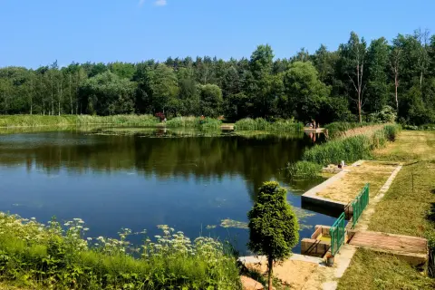 Spokojny dzień nad jeziorem w Wodnej Osadzie Grzegorzewice. Idealne miejsce na relaks, jak z menu.