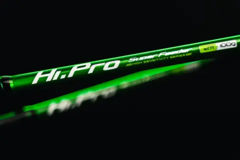 Zielony, błyszczący wędka Hi-Pro Super Feeder 12ft 100g, idealna do łowienia metodą feederową.