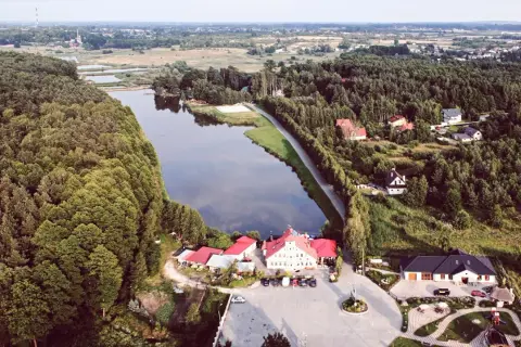 Malownicze łowisko karpik z domkami i restauracją nad jeziorem, otoczone lasem. Idealne miejsce na wypoczynek.