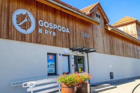 Gospodą 8 Ryb w Miliczu, smażalnia ryb z drewnianą elewacją i logo z rybą.