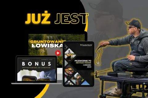 Wędkarz z feederem w ręku, gotowy do łowienia. Na ekranach komputerów i tabletów materiały o tym, co to jest feeder w wędkarstwie i jak się przygotować do zawodów.