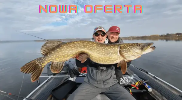 Dwóch wędkarzy na łodzi z ogromnym szczupakiem. To efekt udanego połowu w fishery fishing Frydman.