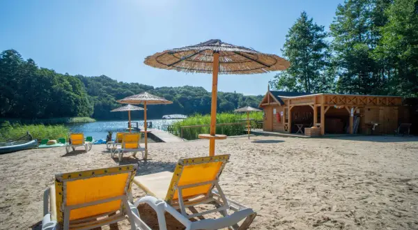 Piękna plaża z leżakami i parasolami nad jeziorkiem. Drewniana sauna zaprasza do relaksu. Idealne miejsce na agroturystykę nad jeziorkiem.