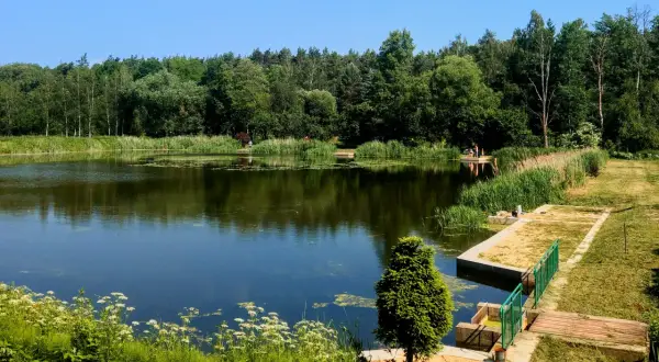Spokojny dzień nad jeziorem w Wodnej Osadzie Grzegorzewice. Idealne miejsce na relaks, jak z menu.