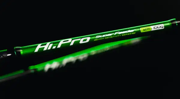 Zielony, błyszczący wędka Hi-Pro Super Feeder 12ft 100g, idealna do łowienia metodą feederową.
