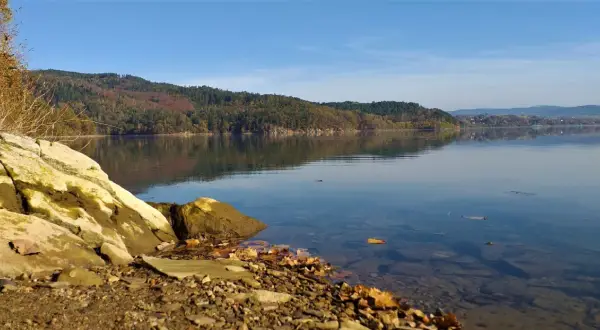 Kamieniste brzegi jeziora, lasy na wzgórzach i spokojna tafla wody tworzą idealne miejsca do wędkowania.