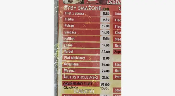 Cennik ryb smażonych: dorsz 16.80, flądra 9.90, pstrąg 12.00, sandacz 19.80, halibut 19.50, łosoś 19.80, turbot 22.00, płat śledziowy 5.90.