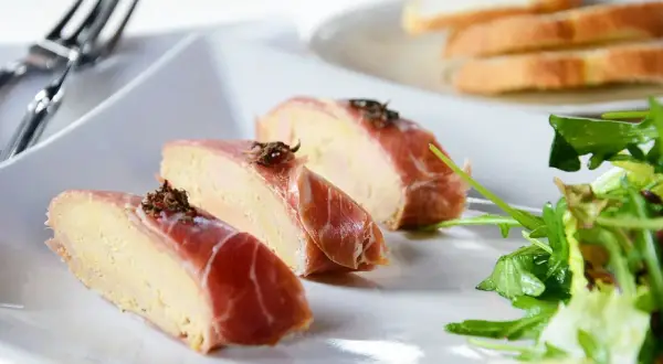 Kawałki pasztetu z wątróbki zawinięte w szynkę parmeńską, posypane ziołami. Idealne na przystawkę, zastanawiasz się, jaka wątróbka najlepsza?