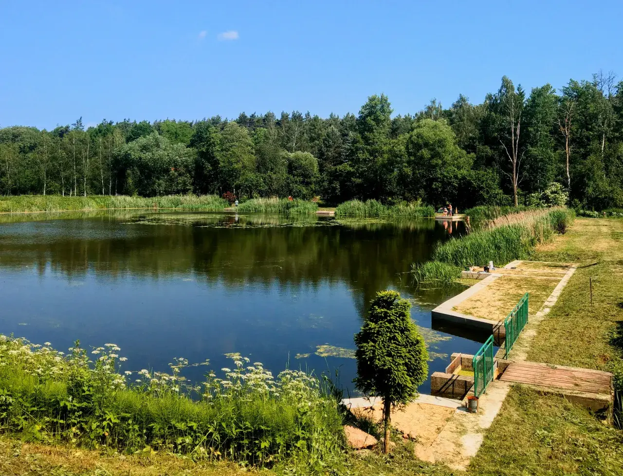 Spokojny dzień nad jeziorem w Wodnej Osadzie Grzegorzewice. Idealne miejsce na relaks, jak z menu.
