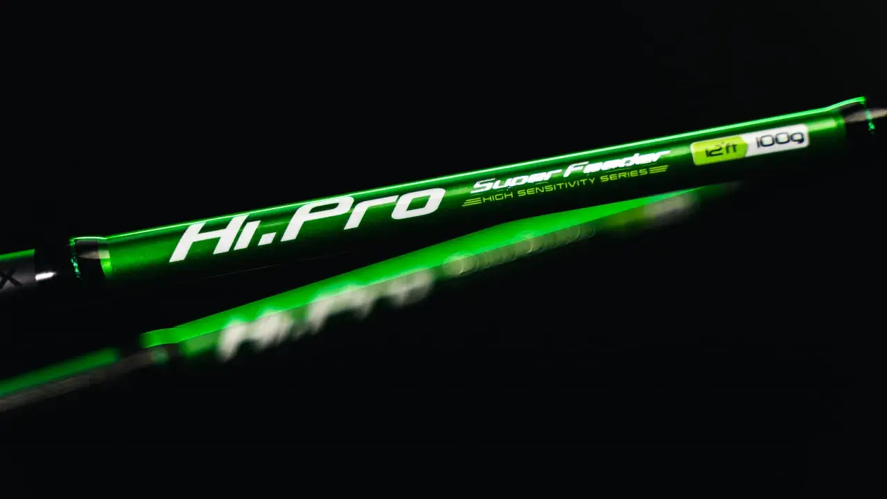 Zielony, błyszczący wędka Hi-Pro Super Feeder 12ft 100g, idealna do łowienia metodą feederową.