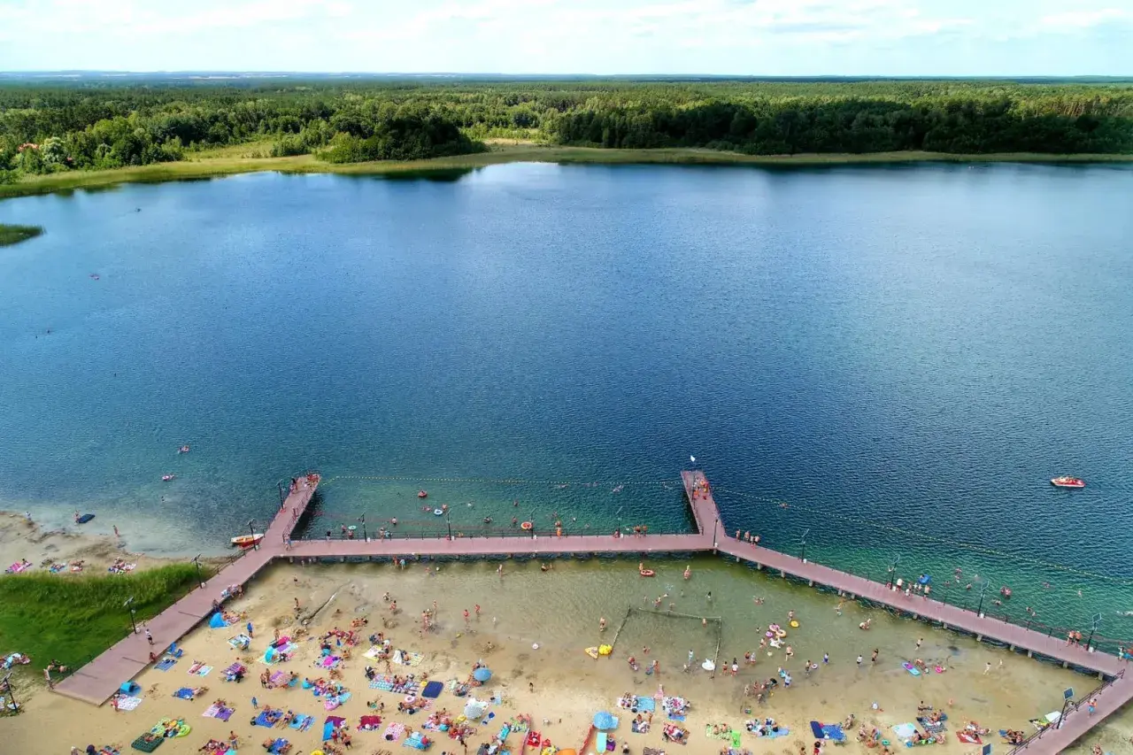 Wakacje nad jeziorem głębokim lubelskim. Tłumy plażowiczów, molo i kąpiel w krystalicznie czystej wodzie.