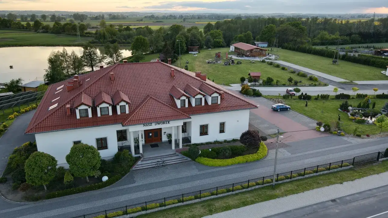Dzierżoniów nasz dworek, otoczony zielenią i stawem, zaprasza do odpoczynku.