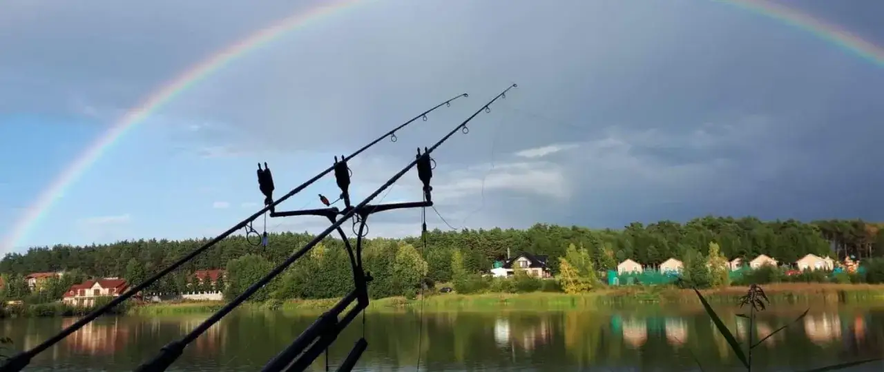 Tęcza nad jeziorem, wędki gotowe do akcji. Idealne łowiska komercyjne Dolny Śląsk czekają na wędkarzy.