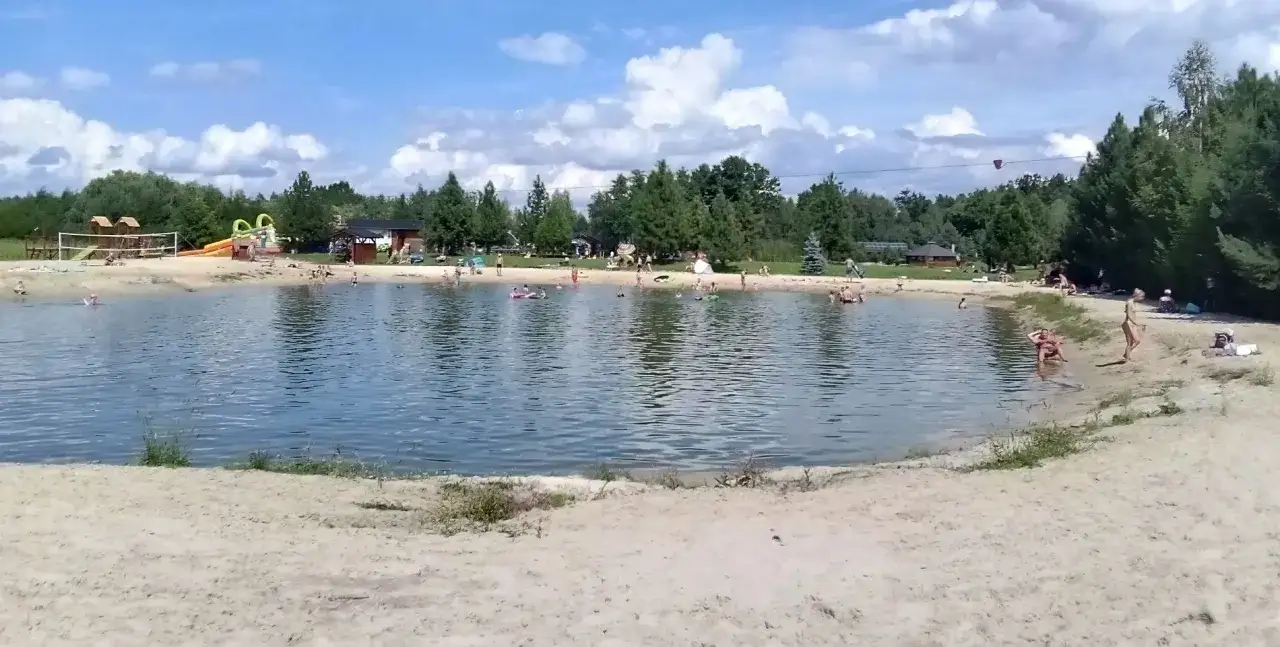 Sielska woda zaprasza do kąpieli i wypoczynku na piaszczystej plaży. Sprawdź cennik i ciesz się latem!