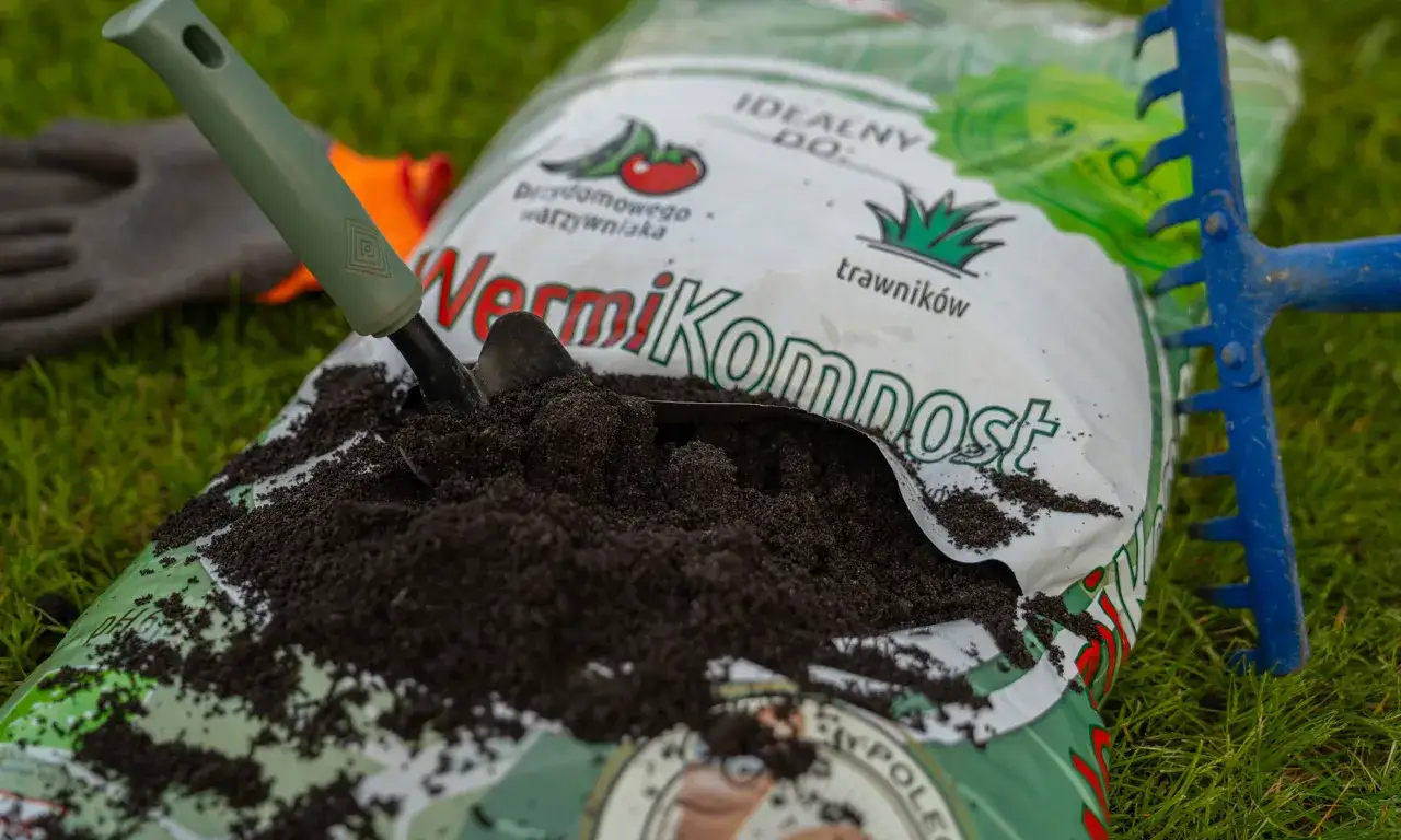 Worek z VermiKompostem, idealnym do hodowli czerwonego robaka. Łopatka i grabki gotowe do pracy.