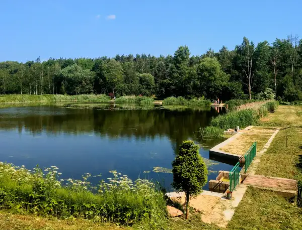 Spokojny dzień nad jeziorem w Wodnej Osadzie Grzegorzewice. Idealne miejsce na relaks, jak z menu.