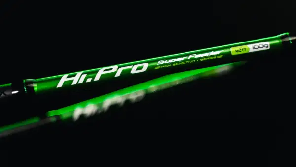 Zielony, błyszczący wędka Hi-Pro Super Feeder 12ft 100g, idealna do łowienia metodą feederową.