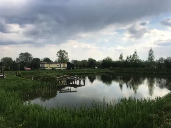Łowisko Cicha Woda Niedrzwica Duża: spokojna tafla wody, przytulny domek i drewniany pomost.