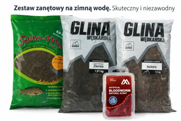Zestaw na grunt bez koszyczka: zielona torba z zanętą Beta-Mix, dwie torby z gliną wędkarską i pudełko sztucznych robaków.